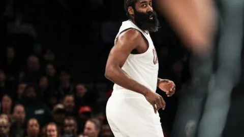 阿森纳新赛季球衣亮相：酒红色领口设计，领口闪电切割特色